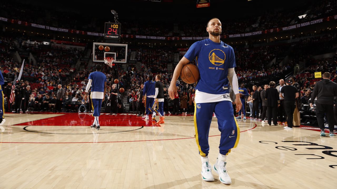 Steph Curry's Golden State Warriors will face the Sacramento Kings Saturday.