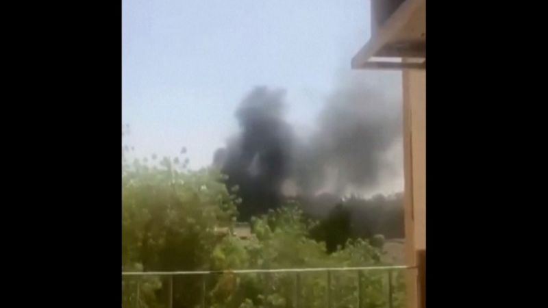 Video: Gunshots heard, smoke rising near Sudan’s presidential palace | CNN