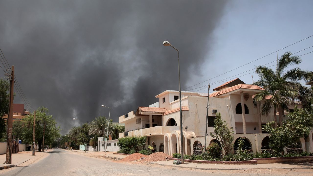 Asap terlihat mengepul dari sebuah lingkungan di Khartoum, Sudan, Sabtu, 15 April 2023. 