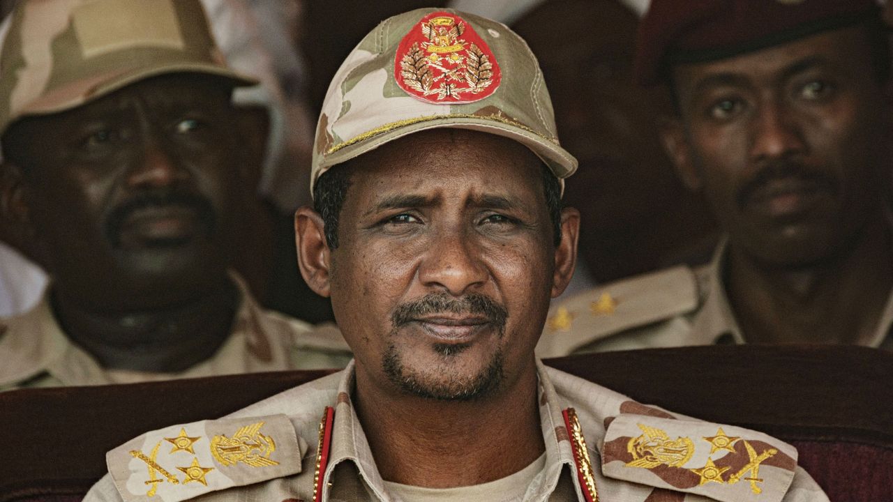 穆罕默德·哈姆丹·达加洛 (Mohamed Hamdan Dagalo) 于 2019 年 6 月 22 日在苏丹阿布拉克村参加集会。