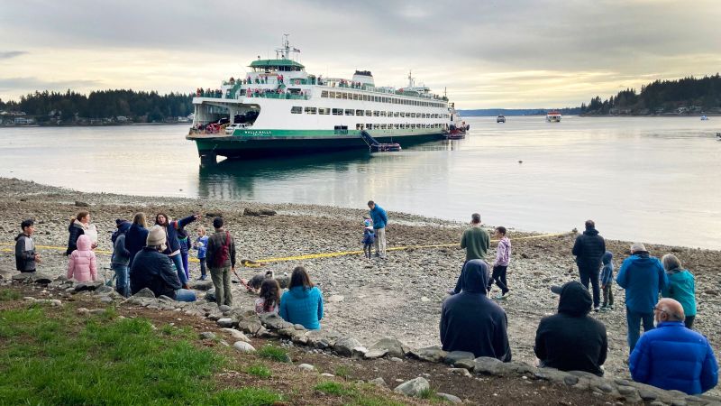 Passenger ferry carrying almost 600 people runs aground in Washington | CNN