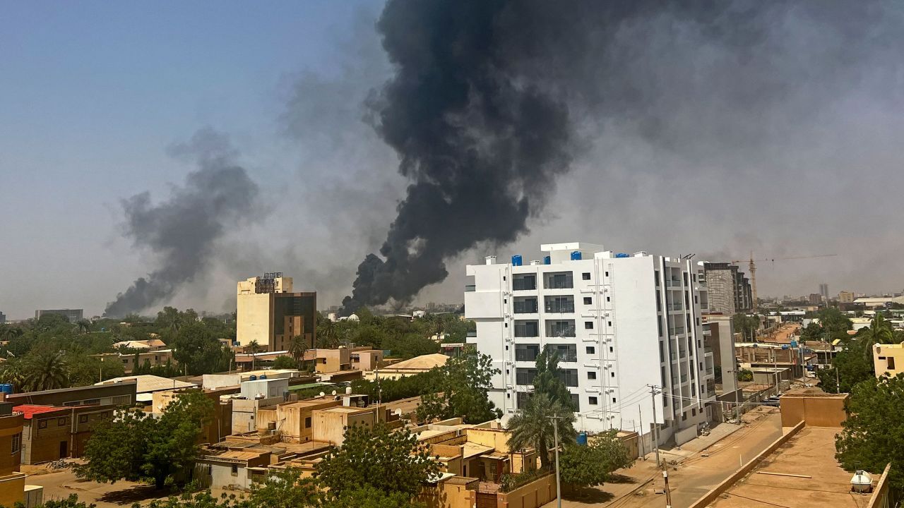 El humo se eleva sobre los edificios de apartamentos en Jartum el 16 de abril de 2023, mientras los combates arrasan en Sudán por segundo día.