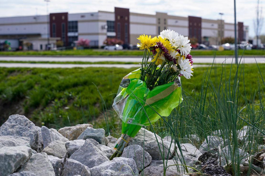 Un solo ramo de flores se encuentra en las rocas frente a las instalaciones de FedEx en Indianápolis, el 17 de abril de 2021, donde ocho personas fueron asesinadas a tiros. 