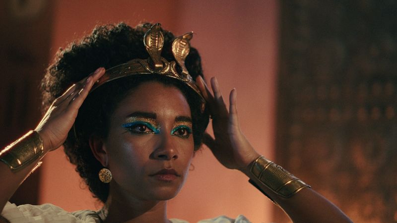 الممثلة “الملكة كليوباترا” أديل جيمس تتحدث عن “الغسيل الأسود”