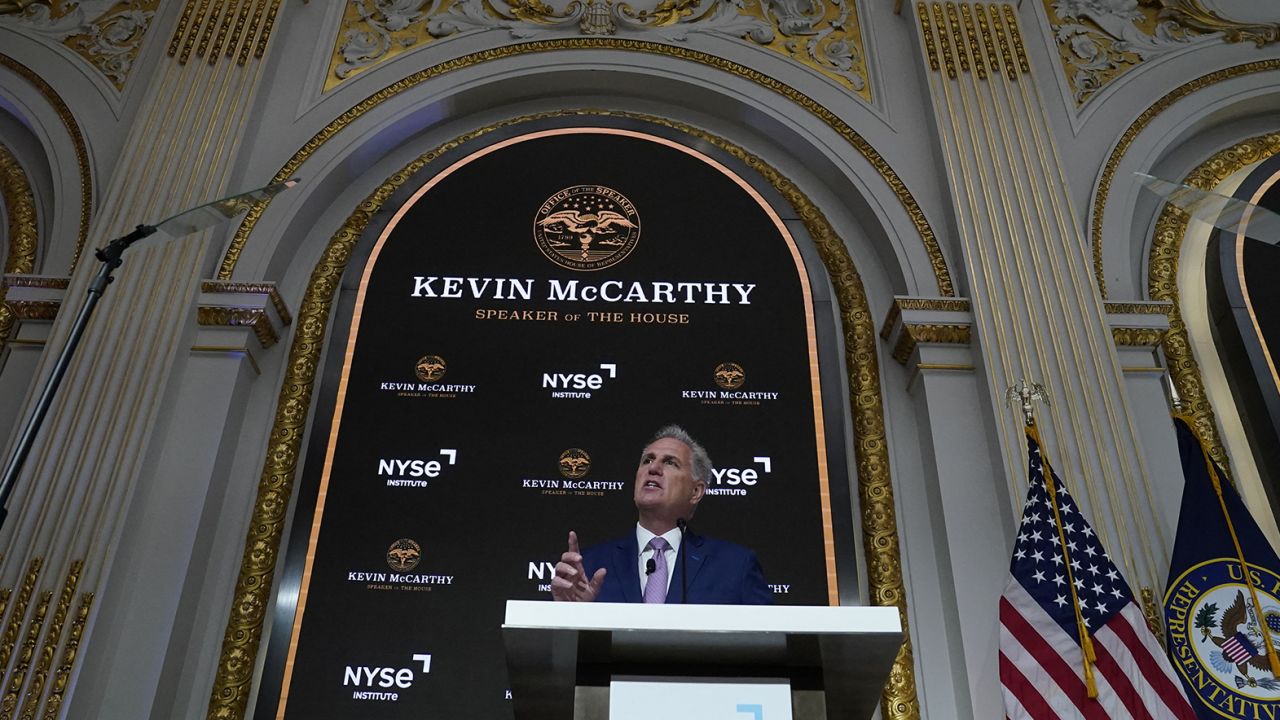کوین مک کارتی، رئیس مجلس نمایندگان ایالات متحده، در 17 آوریل 2023 در بورس نیویورک در مورد اقتصاد سخنرانی می کند.