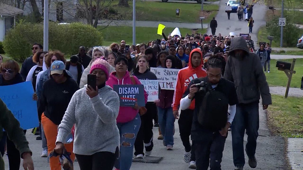 متظاهرون يتجمعون في مدينة كانساس بعد إطلاق النار على رالف بول يارل.