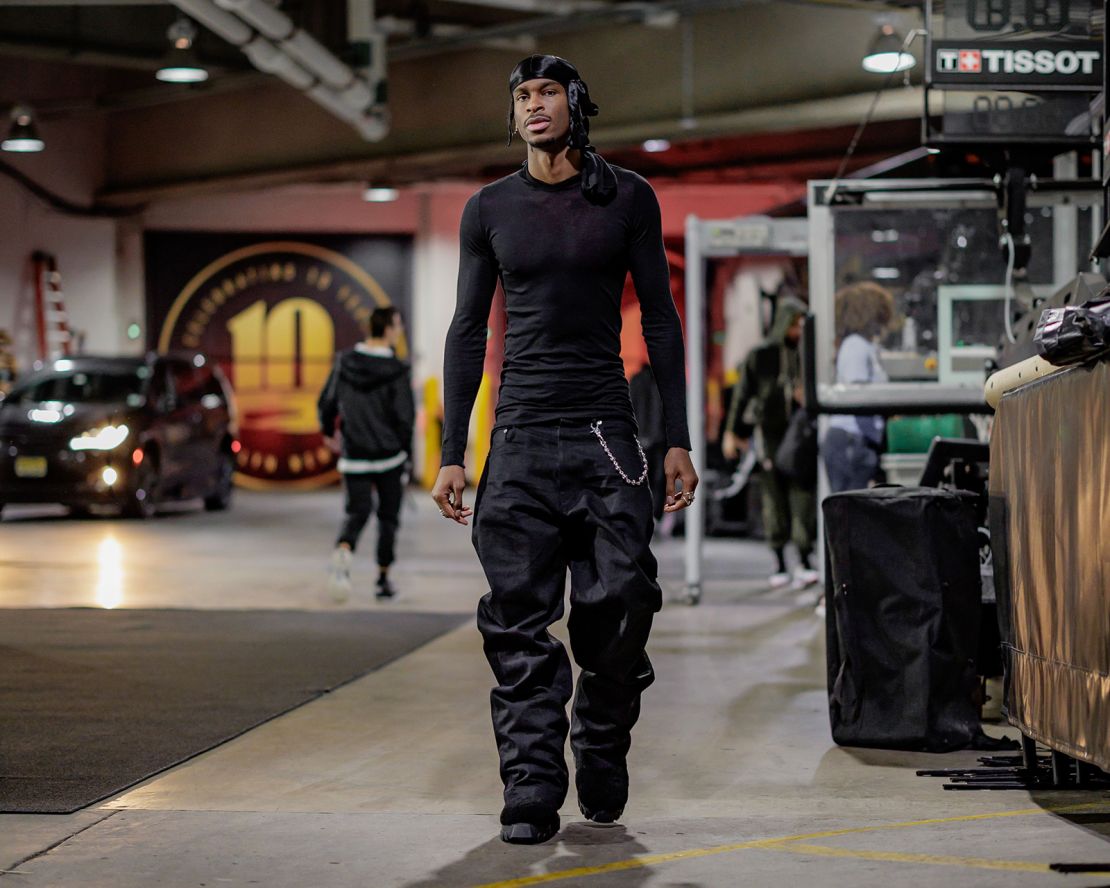 Shai-Gilgeous Alexander's exhibiting his streetwear high fashion mash-up on his tunnel walk.