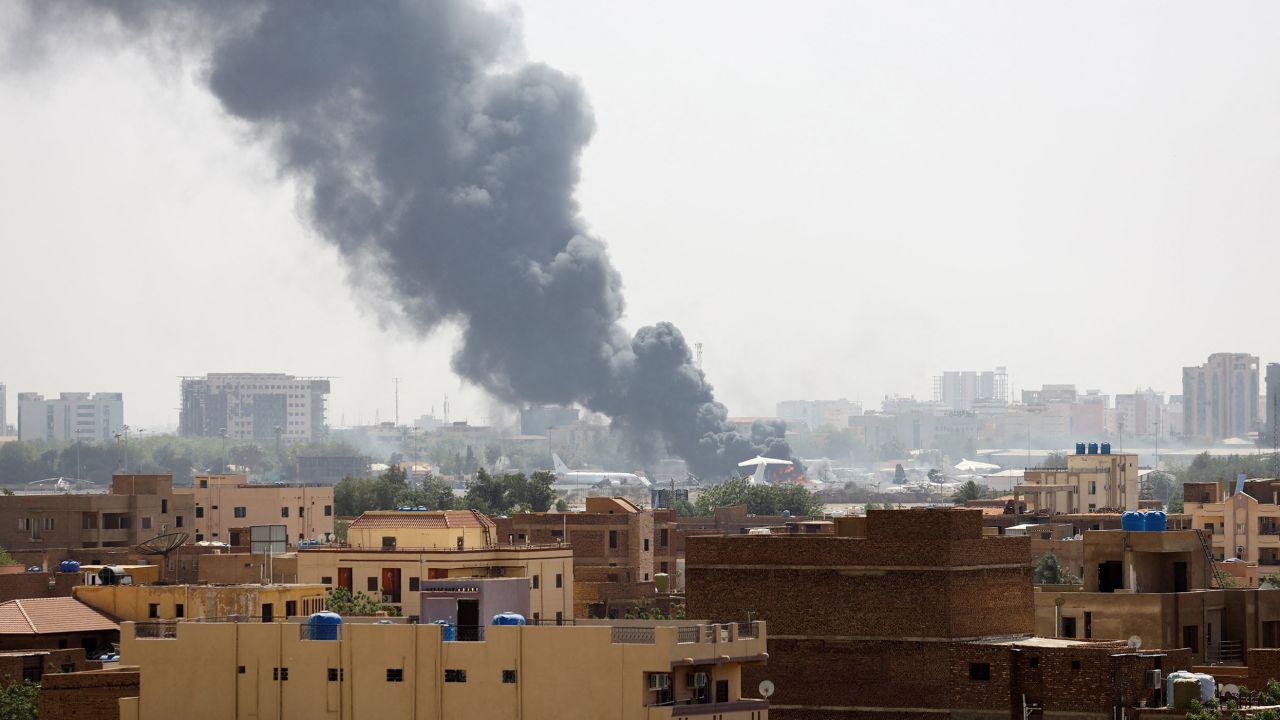 El humo sale de un avión en llamas dentro del aeropuerto de Jartum durante los enfrentamientos del 17 de abril. 