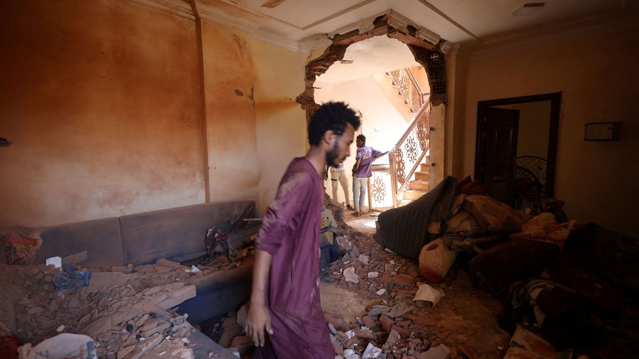 Sudan fighting: Ceasefire crumbles amid chaos in Khartoum as death toll reaches 270