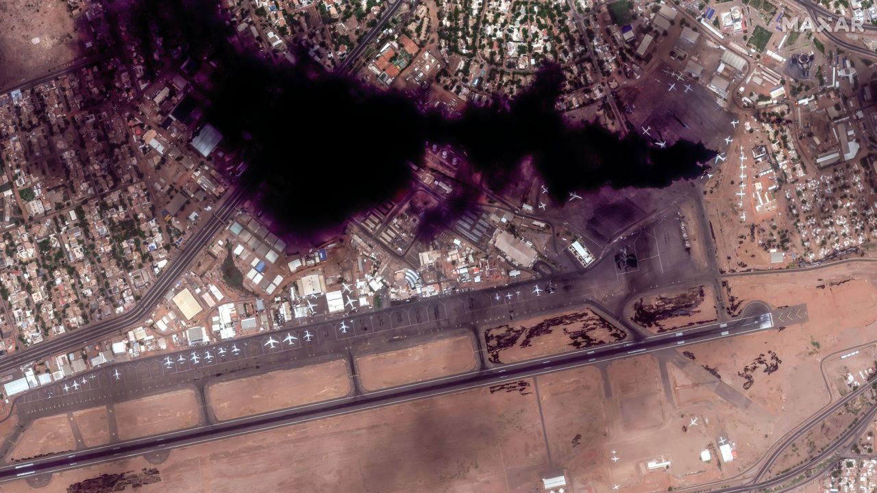 Satellietbeelden van de rookpluim op de internationale luchthaven van Khartoum op zondag.