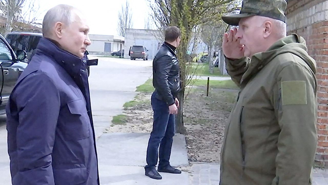 Putin (left) speaks to Colonel General Oleg Makarevich (right), commander of the Dnieper Group of Forces, on April 18, 2023.