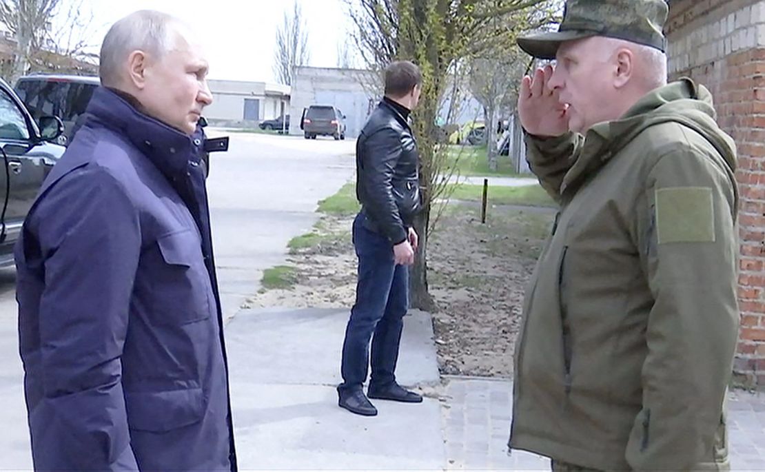 Putin (left) speaks to Colonel General Oleg Makarevich (right), commander of the Dnieper Group of Forces, on April 18, 2023.