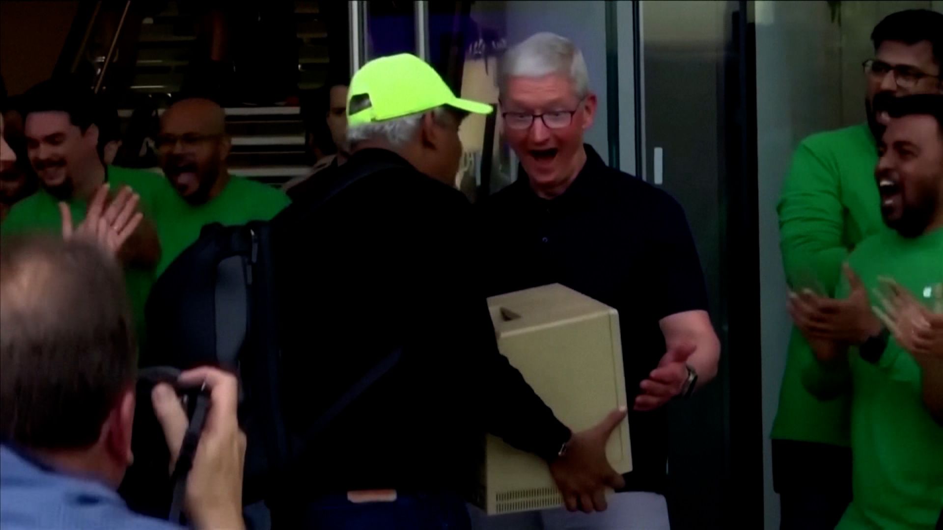 Tim Cook opens first Apple store in India - KTVZ