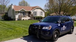 Полиция полицай минава покрай къщата в понеделник, 17 април 2023 г., където 16-годишният Ралф Ярл беше прострелян в четвъртък, когато отиде в грешната къща, за да вземе по-малките си братя в Канзас Сити, Мисури. class=