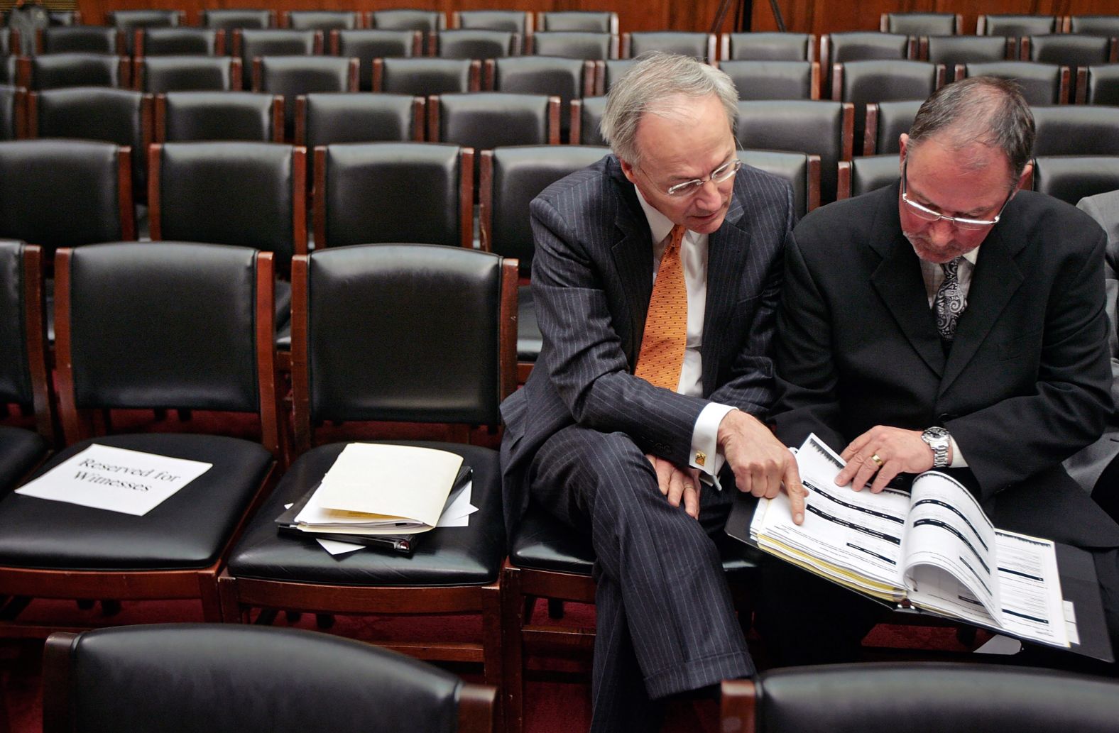 Hutchinson, left, consults with Westland/Hallmark Meat Co. CEO Steven Mendell as Mendell prepares to testify before the House Energy and Commerce Committee in 2008.