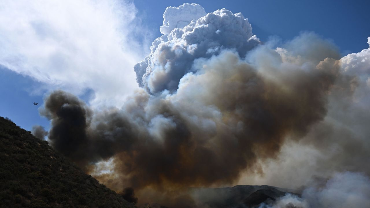  Димът се издига в димни облаци, докато пожарникарите се опитват да овладеят пожара във Феървю на 7 септември 2022 г. в националната гора Сан Бернардино в Калифорния.“ class=