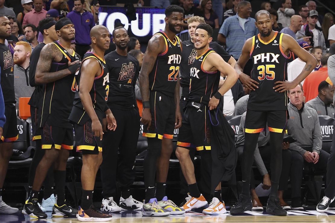 The Suns team react on the bench during the final moments of Game 2 against the Clippers. 