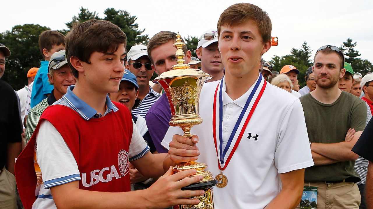 馬特·菲茨帕特里克 (Matt Fitzpatrick) 在贏得 2013 年美國業餘錦標賽后，與他的球童和弟弟亞歷克斯一起捧起了哈夫邁爾獎杯。