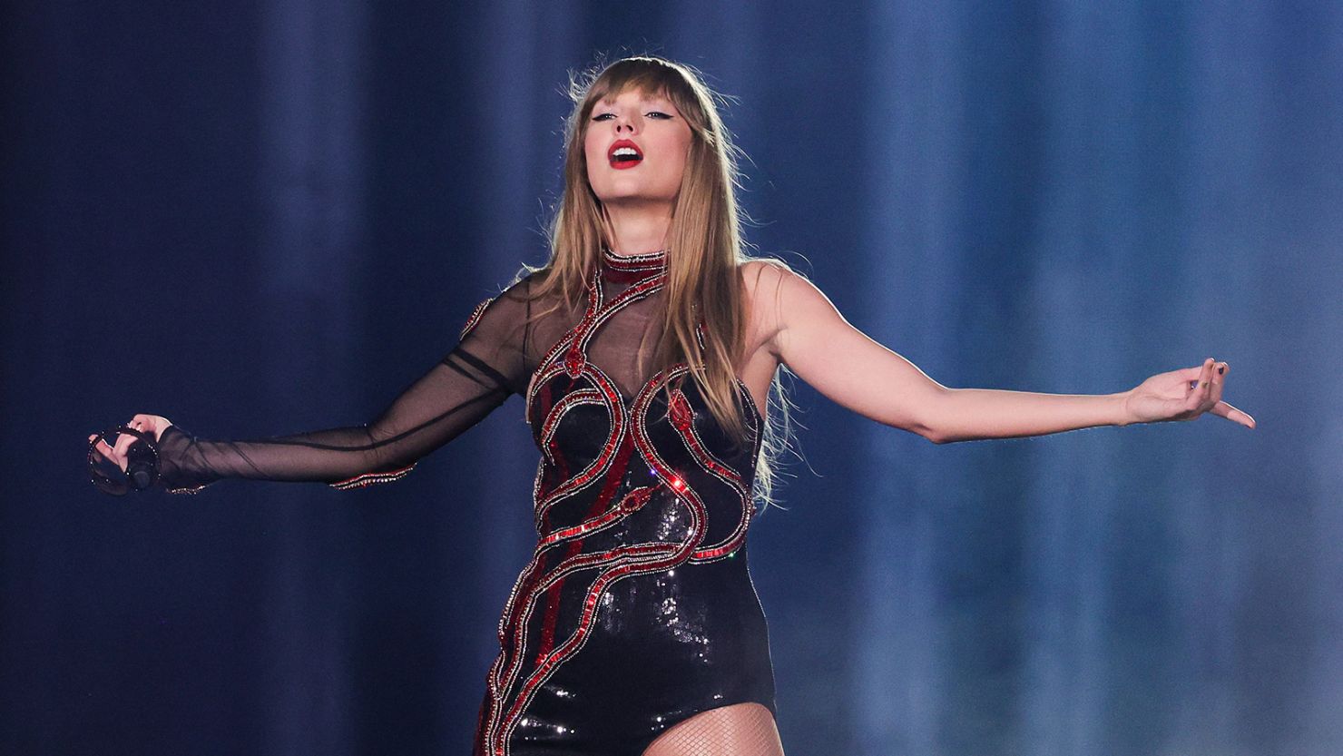 Taylor Swift sends powerful message to women on tour | CNN