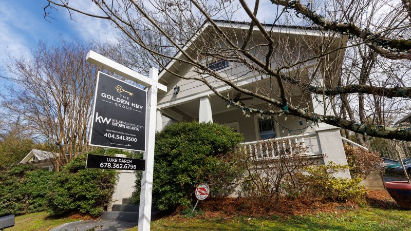NextImg:Mortgage rates climb to the highest level in a month | CNN Business