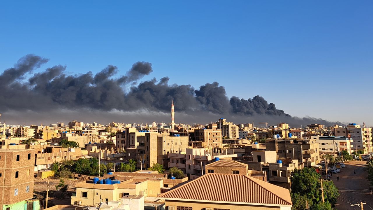 El humo se eleva durante los enfrentamientos entre las Fuerzas Armadas de Sudán y las Fuerzas de Apoyo Rápido (RSF) paramilitares en Jartum, Sudán, el 19 de abril de 2023. 