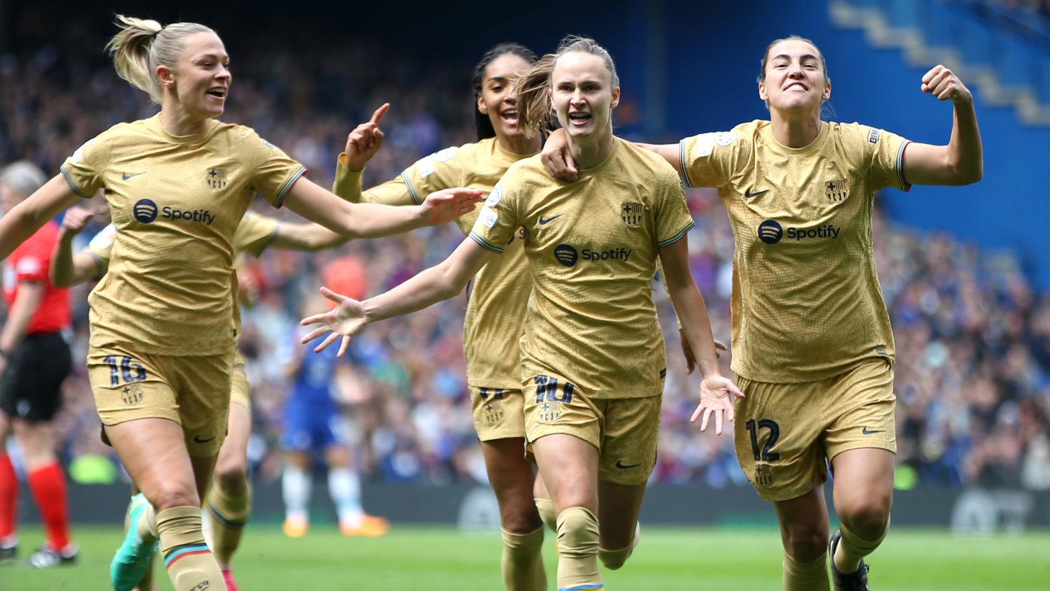 Caroline Graham Hansen celebrates with her teammates.
