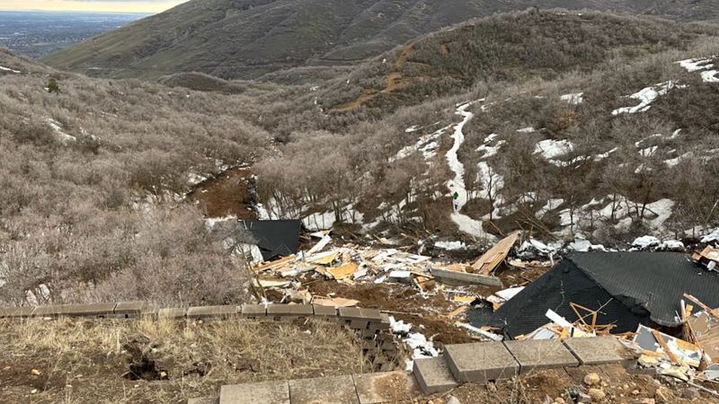 NextImg:Two Utah homes slide off cliff, prompting evacuation | CNN