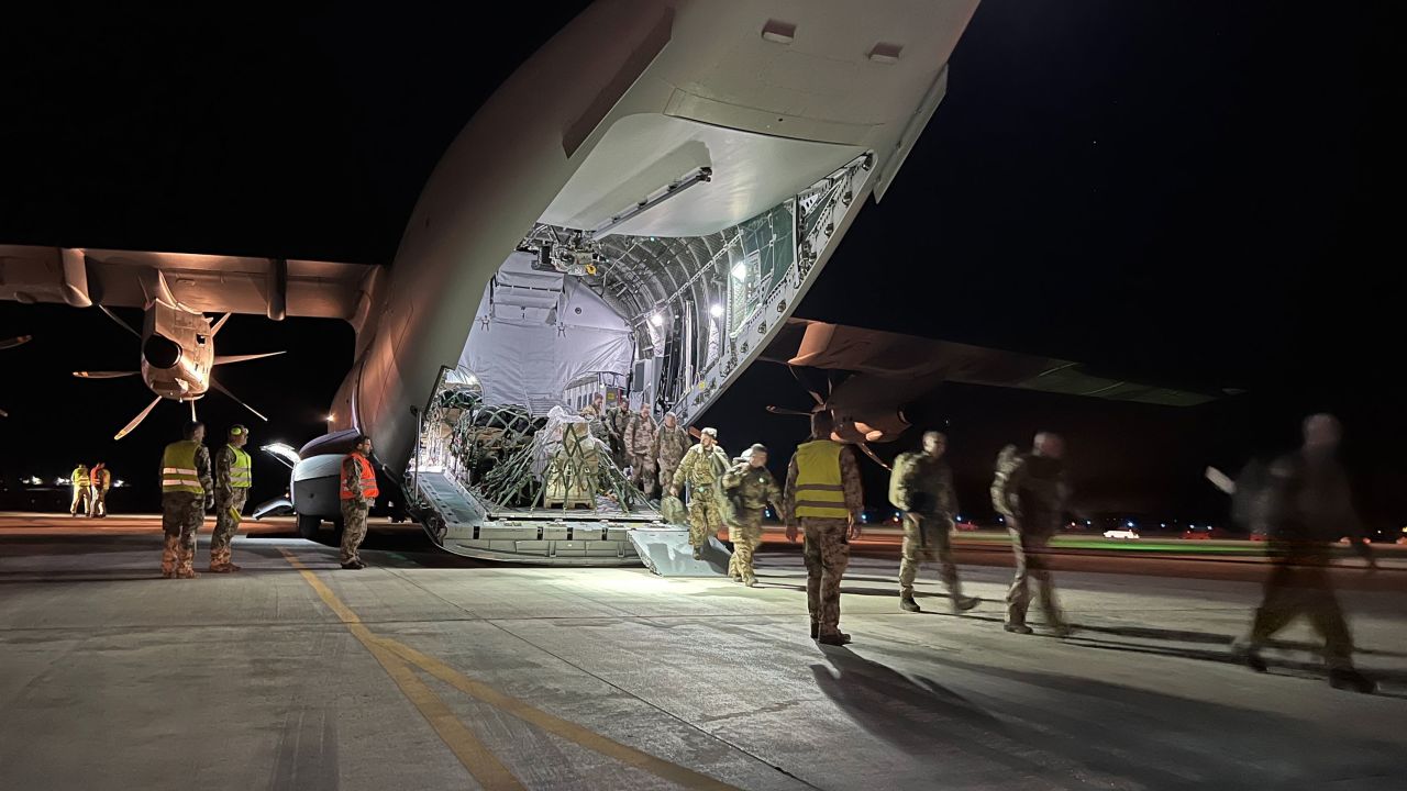 Las potencias extranjeras rescatan a los ciudadanos mientras que los sudaneses deben valerse por sí mismos | CNN 2 Alemania lleva a cabo evacuaciones de ciudadanos fuera de Sudán.