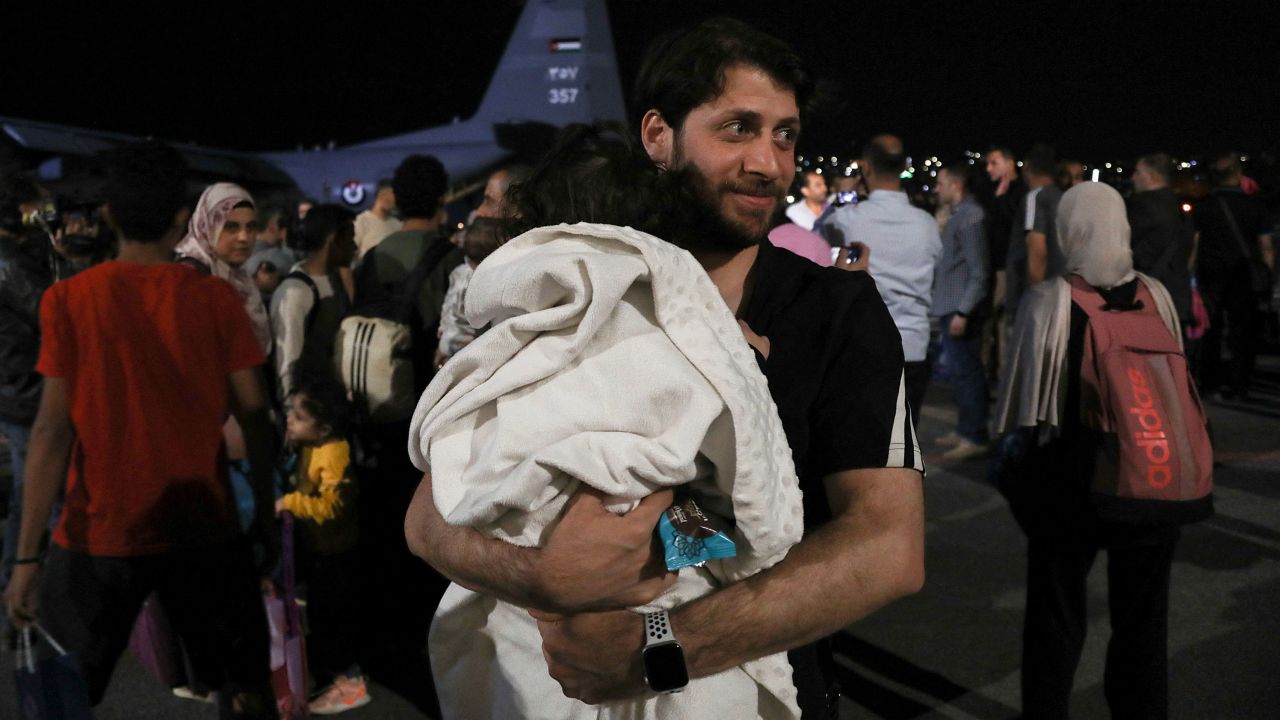 Ciudadanos jordanos y otros ciudadanos que fueron evacuados de Sudán llegan al Aeropuerto Militar de Marka en Amman, Jordania, el 24 de abril de 2023.