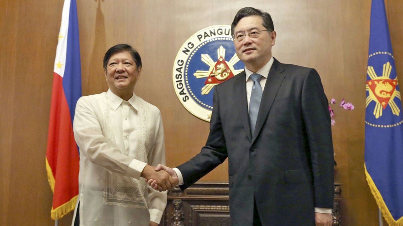 Presiden Filipina Ferdinand Marcos Jr. berjabat tangan dengan Menteri Luar Negeri China Qin Gang selama pertemuan di Manila pada 22 April 2023.
