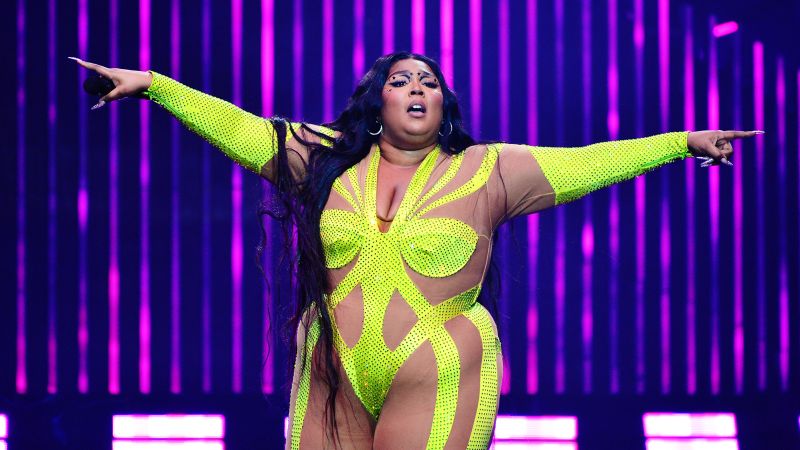 NextImg:Lizzo protests Tennessee drag ban, inviting drag queens on stage in Knoxville | CNN