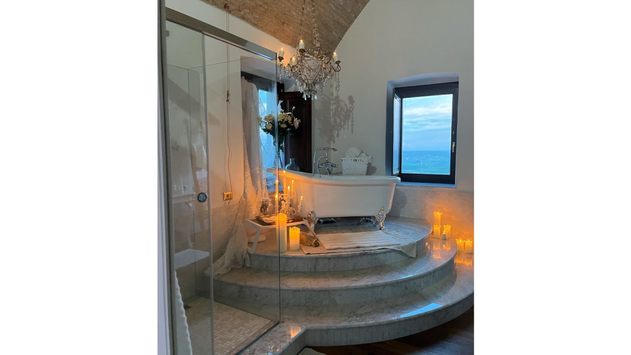 Tiffany Day has installed a panoramic bathroom.