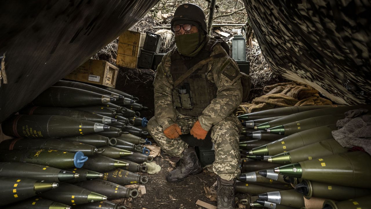 Un soldado ucraniano es visto en un emplazamiento de artillería en Zaporizhia, Ucrania, el 25 de marzo de 2023.