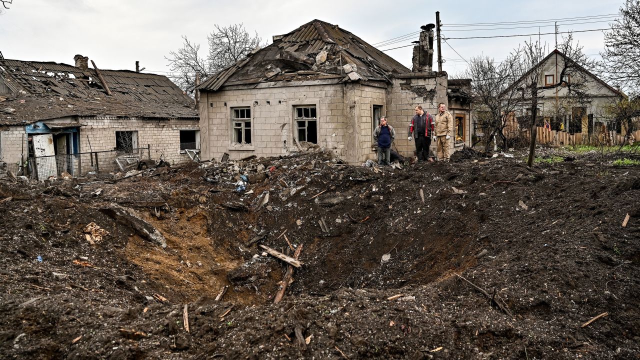 Se ve un cráter en una zona residencial después de un ataque con cohetes por parte del ejército ruso en Zaporizhia, Ucrania, el 9 de abril de 2023.