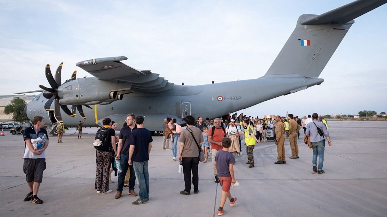 Un avión de la Fuerza Aérea Francesa, que recogió a los evacuados de diferentes nacionalidades de Sudán, llega a Yibuti.