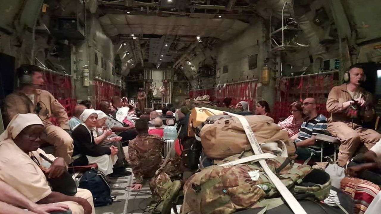 Ciudadanos italianos a bordo de un avión C130 de la Fuerza Aérea Italiana durante su evacuación de Jartum en Sudán, mientras aumentan los esfuerzos de rescate.