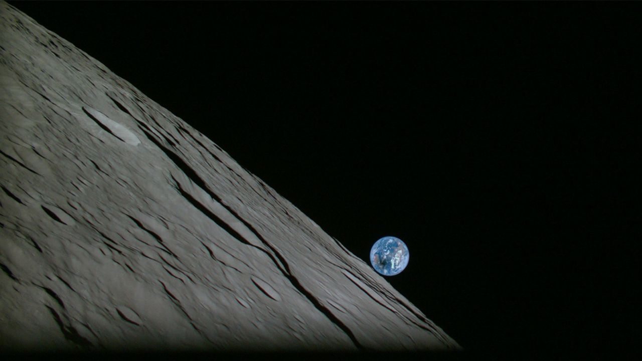 Der Hakuto-R-Lander hat während der hybriden Sonnenfinsternis am 20. April ein Foto aufgenommen, das die Erde und den Mond zeigt.