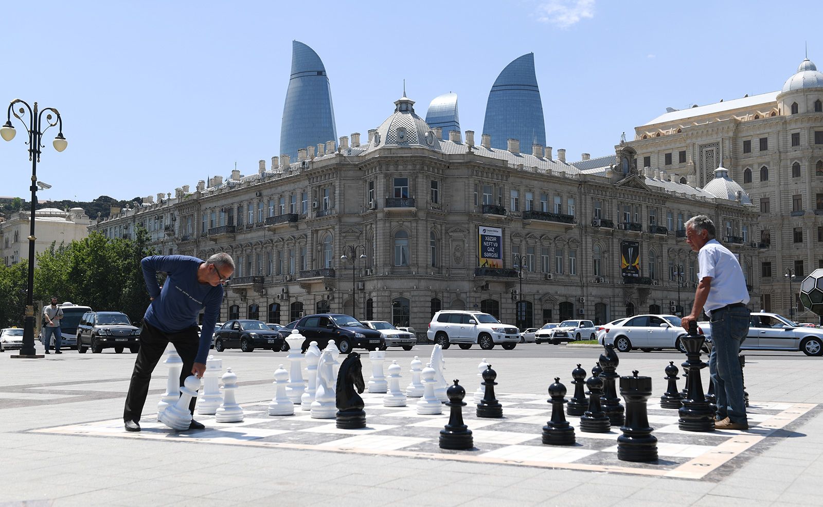 Locals playing chess hi-res stock photography and images - Alamy