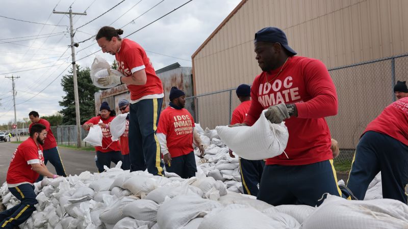 NextImg:Spring snowmelt has cities along the Mississippi bracing for flooding in homes and businesses | CNN