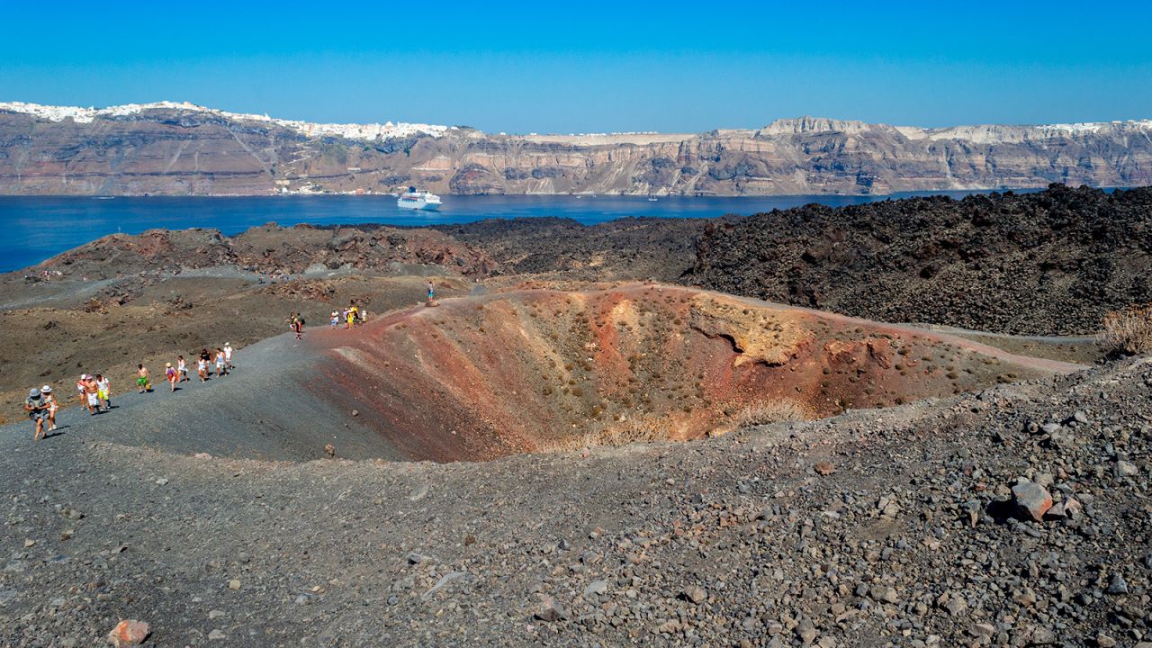 Santorini è un vulcano attivo, solo questione di tempo perché esploda di nuovo 3 I turisti possono fare gite in barca a Nea Kameni, sede di un vulcano attivo.