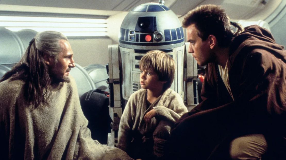 Qui-Gon Jin, R2-D2, Anakin Skywalker y Obi-Wan Kenobi tienen un fatídico encuentro en "La amenaza fantasma".