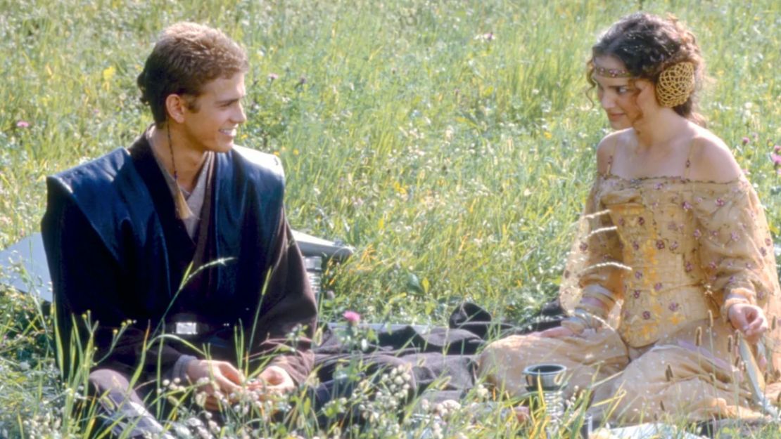 En "El ataque de los clones", Anakin corteja a Pé revelándole lo mucho que odia la arena.