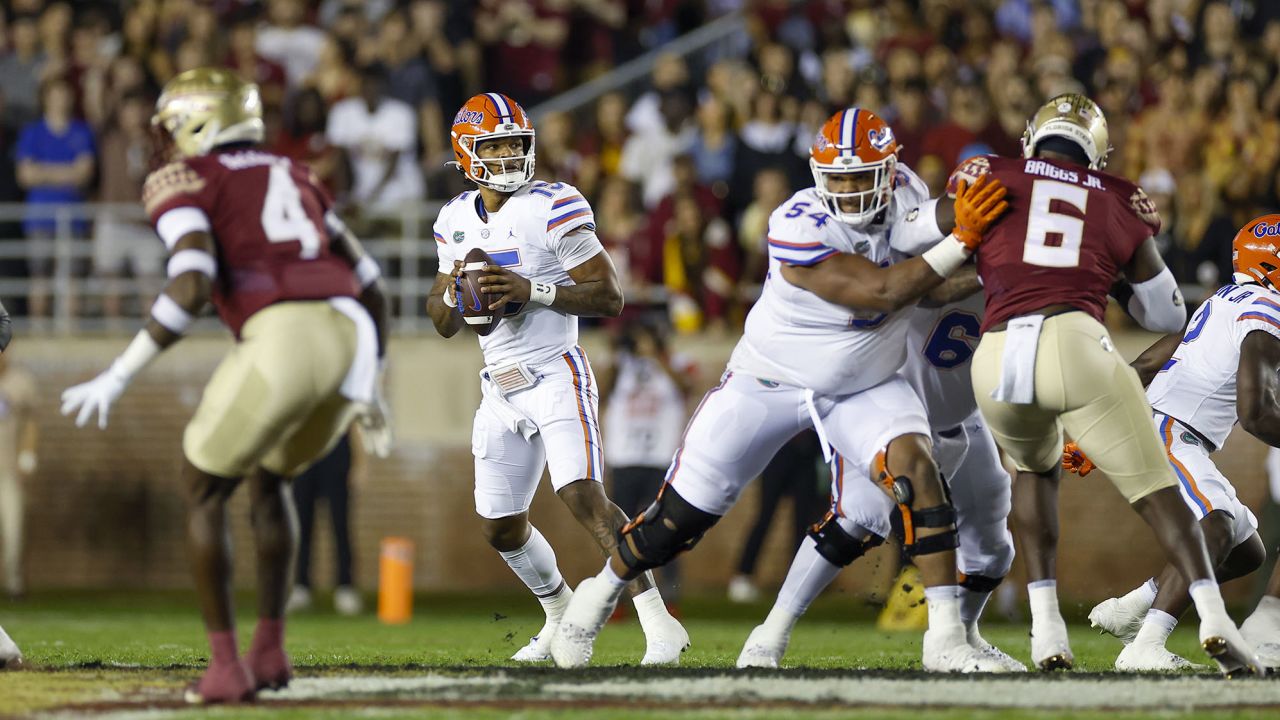 Richardson throws a pass during the game against the Florida State Seminoles on November 25, 2022.