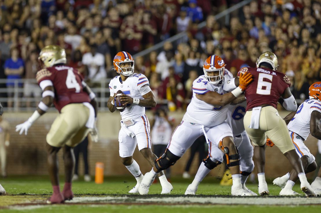 Richardson throws a pass during the game against the Florida State Seminoles on November 25, 2022.