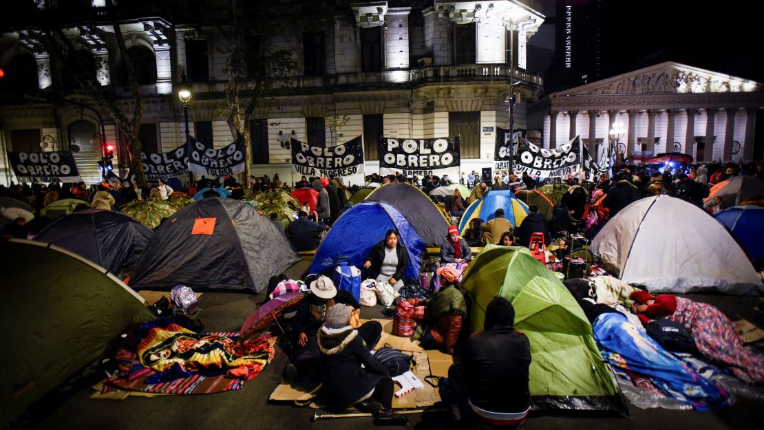 Demonstrators camp outside the Casa Rosada Presidential Palace, as unemployed and informal workers protest to demand more subsidies from the national government, at Plaza de Mayo in Buenos Aires, Argentina April 19, 2023. REUTERS/Mariana Nedelcu