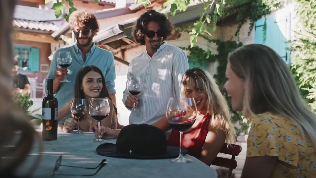 Italy's tourism ministry has faced ridicule after an official video to attract tourists to Italy used footage of people in Slovenia drinking Slovenian wine.