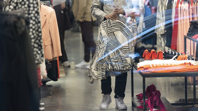 NextImg:US worker pay gains picked up in the first quarter | CNN Business