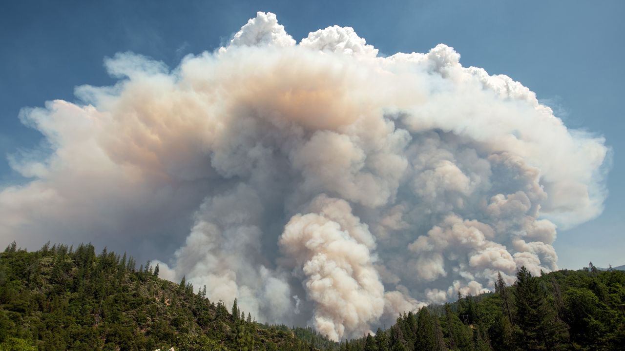  Голям пирокумулусен облак експлодира навън на 27 юли 2018 г. по време на пожара Кар близо до Рединг, Калифорния. class=