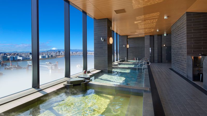 NextImg:Watch planes take off in Japan — from an onsen | CNN