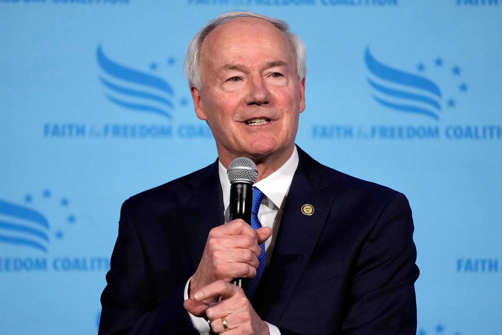 asa-hutchinson-former-arkansas-governor-formally-announces-2024-presidential-campaign-cnn-politics
